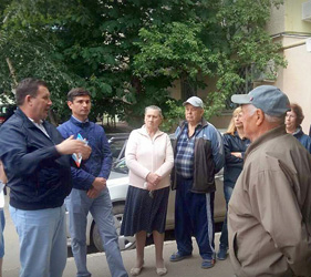 Александр Янклович обсудил проблемы благоустройства                    Волжского района с жителями поселка Юбилейный